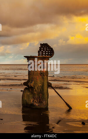 Southport, Merseyside, UK. Am 30. März 2016. UK Wetter. Dramatischer Sonnenaufgang über der Irischen See Ausleuchten der 'Liverpool Fleetwood viktorianische gusseiserne Gezeiten Standard bei niedrigem Wasserstand. Die römischen Ziffern empfehlen es für ein Schiff Entwurf Markierungen in vergangenen Zeiten Kennzeichnung einen Kanal für den Zugang zu den inzwischen aufgelösten bezieht, und versandete der Hafen. Stockfoto