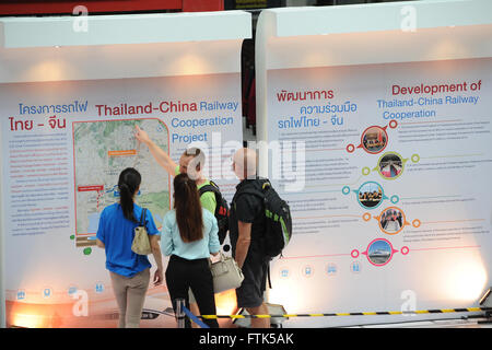 Bangkok, Thailand. 30. März 2016. Touristen zu lesen ein Panel während einer Präsentation die Eisenbahnentwicklung am Bahnhof Hua Lamphong in Bangkok, Thailand, 30. März 2016. Die Präsentation ist auf die Entwicklung von Thailands Transport-Infrastruktur für die Unterstützung des Landes zu den Verkehrsknotenpunkt der ASEAN-Region zeigen. © Rachen Sageamsak/Xinhua/Alamy Live-Nachrichten Stockfoto