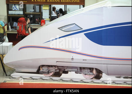 Bangkok, Thailand. 30. März 2016. Ein Tourist geht durch eine Präsentation von Eisenbahnentwicklung am Bahnhof Hua Lamphong in Bangkok, Thailand, 30. März 2016. Die Präsentation ist auf die Entwicklung von Thailands Transport-Infrastruktur für die Unterstützung des Landes zu den Verkehrsknotenpunkt der ASEAN-Region zeigen. © Rachen Sageamsak/Xinhua/Alamy Live-Nachrichten Stockfoto