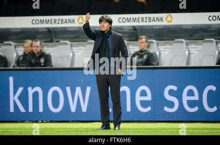 Berlin, Deutschland. 26. März 2016. Deutschlands Head, die Coach Joachim Loew während der internationalen Fußball-freundlich reagiert, match zwischen Deutschland und England im Olympiastadion in Berlin, Deutschland, 26. März 2016. Foto: THOMAS EISENHUTH/Dpa - NO-Draht-SERVICE-/ Dpa/Alamy Live News Stockfoto