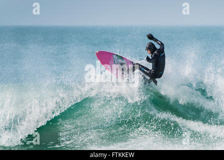 Der Surfer, Lukas Embleton in einer spektakulären Aktion auf den Fistral in Newquay, Cornwall. UK. Stockfoto