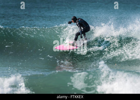 Der Surfer, Luke Embleton Surfen am Fistral Beach in Newquay, Cornwall Stockfoto