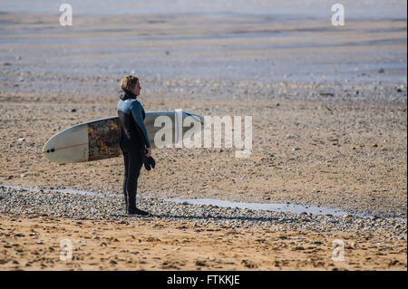 Surfen-UK.  Eine Surfer steht auf Fistral Beach in Newquay, Cornwall. Stockfoto