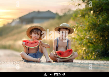 Zwei süße kleine Jungs, Essen Wassermelone auf einem ländlichen Dorf im Sommer Stockfoto