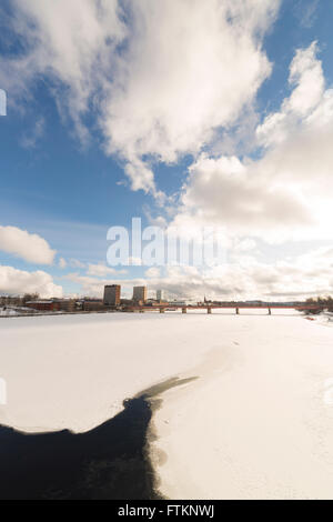 Die Innenstadt von Umeå, Schweden und seinen Fluss im winter Stockfoto