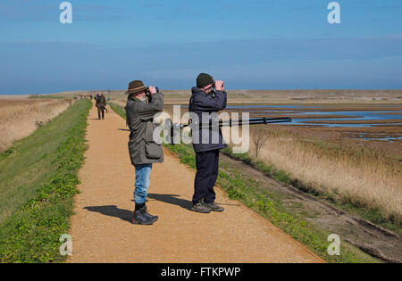 Menschen Vogelbeobachtung bei Cley Nature reserve, North Norfolk, england Stockfoto