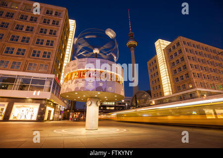 Beschleunigung der Straßenbahn am Berliner Alexanderplatz, Weltzeituhr (Weltzeituhr) und Fernsehturm Stockfoto