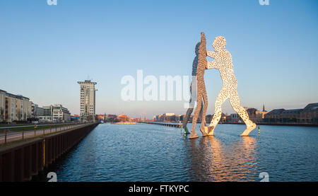 Spree und Molecule Man / Men Statue, Berlin Stockfoto