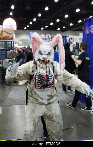 WONDERCON: Los Angeles Convention Center, März 25 bis 27, 2016. Ein Cosplayer verkleidet als eine böse killer Hase zu Ostern. Stockfoto