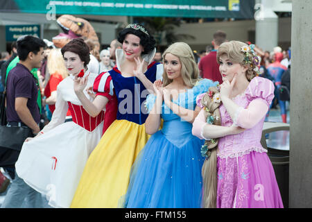 WONDERCON: Los Angeles Convention Center, März 25 bis 27, 2016. Cosplayer verkleidet als Disney Prinzessinnen die Convention besuchen. Stockfoto