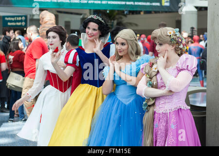 WONDERCON: Los Angeles Convention Center, März 25 bis 27, 2016. Cosplayer verkleidet als Disney Prinzessinnen die Convention besuchen. Stockfoto