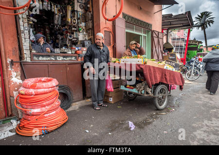 Beschäftigt Straßenszene in den Souks von Marrakesch Stockfoto