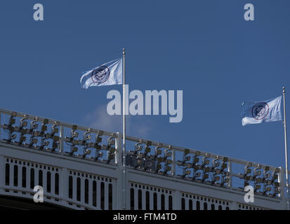 New York, NY USA - 26. März 2016: New York City FC Fahnen Welle auf Yankee-Stadion beim Spiel gegen New England Revolution Stockfoto