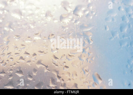Textur des nassen Glas mit Sonne Blendung closeup Stockfoto
