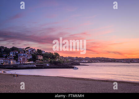 Saint Jean de Luz Strand bei Sonnenuntergang, Frankreich Stockfoto