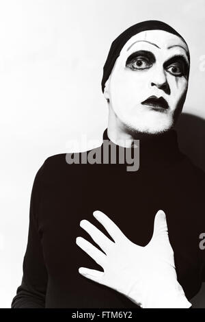 Theater Schauspieler mit dunklem Make-up im Gesicht Nahaufnahme Stockfoto
