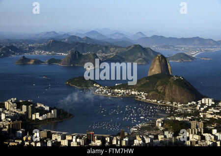 Botafogo-Bucht mit dem Morro da Urca und Pao de Acucar - Nebenkosten Niteroi Stockfoto