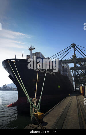 Frachter, beladen mit Containern angedockt an den Hafen von Santos Stockfoto