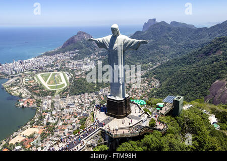 Luftaufnahme von Christus dem Erlöser auf Corcovado Berg mit Jockey Club Brasileiro Nebenkosten Stockfoto