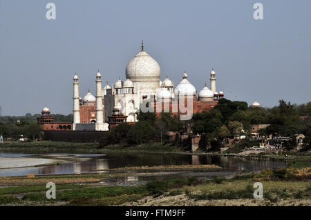 Mausoleum Taj Mahal gesehen aus dem Agra Fort - Jamuna oder des Yamuna-Flusses im Vordergrund Stockfoto