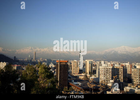 Blick auf Santiago vom Cerro San Cristobal und den Anden im Hintergrund Stockfoto