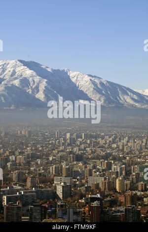 Blick auf die Stadt von Santiago mit den Anden im Hintergrund - Chile Stockfoto