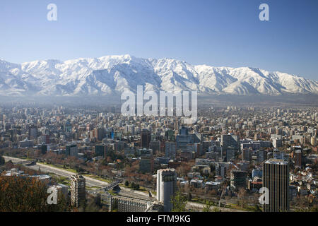 Blick auf die Stadt von Santiago mit den Anden im Hintergrund - Chile Stockfoto