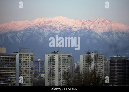 Blick auf Santiago vom Cerro San Cristobal und den Anden im Hintergrund Stockfoto