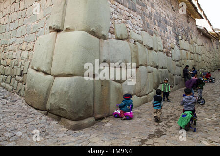 Kinder in den Ruinen der Festung Sacsayhuaman - Region Cusco in Peru Stockfoto