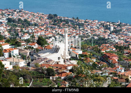 Skyline von Funchal Madeira mit Sao Martinho Kirche und den Hügeln mit Blick auf die südliche Küste von Madeira Stockfoto