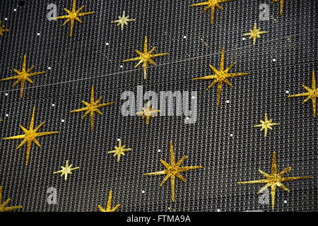 Detail der Weihnachtsdekoration an der Fassade des Gebäudes auf Avenida Paulista FIESP Stockfoto