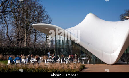 Das Magazin Restaurant an der Serpentine Gallery London UK, entworfen von Zaha Hadid Stockfoto