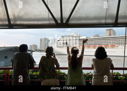 Translatlantico verlassen den Hafen von Santos, gesehen von der Fähre Shopping Stockfoto