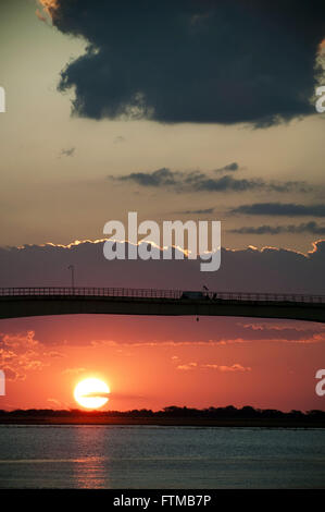 Sonnenuntergang auf dem Rio Paraguay - Corumba Stadt am linken Ufer Stockfoto
