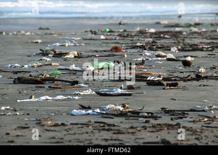 Orla Cove Beach mit Müll aus dem Meer in Bertioga - Nord Küste der SP Stockfoto