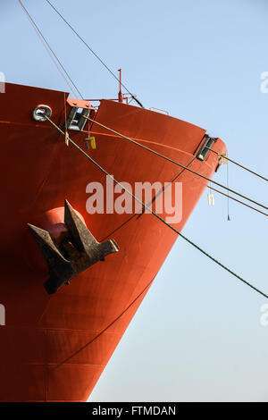 Detail des Schiffes angedockt am Terminal Santos-Brasilien Stockfoto