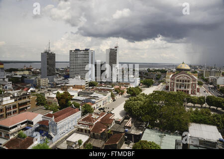 Ansicht von oben auf die Stadt und das Teatro Amazonas im Praça Sao Sebastiao zum Zentrum Stockfoto