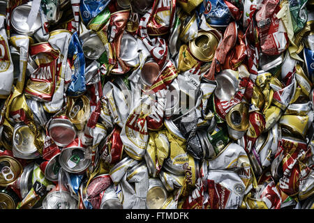 Detail der Belastung mit Aluminium Dosen produziert durch recycling Genossenschaft Stockfoto