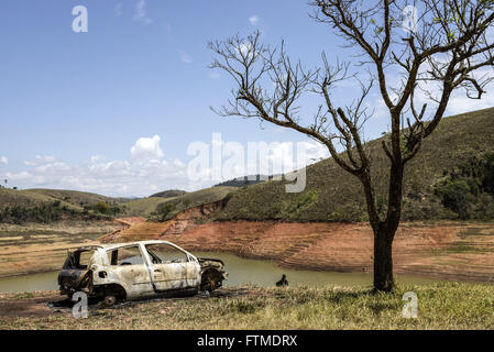 Verbranntes Auto Karkasse taucht durch das niedrige Wasser in Jaguari Damm während Dürre Stockfoto