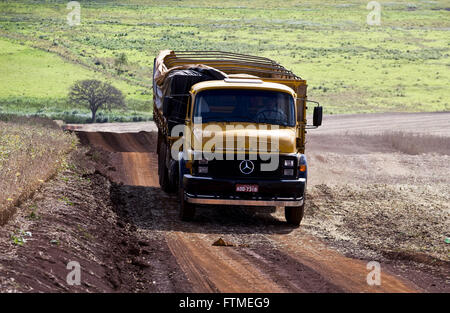 LKW auf Feldweg auf dem Lande reisen Stockfoto