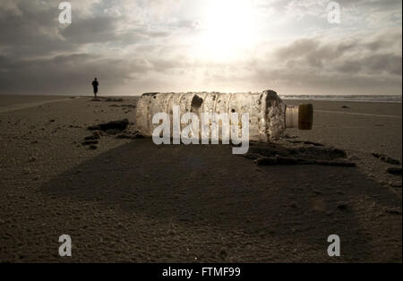 Kunststoff-Verpackungen in Superagui Insel Strand von Umweltschutz in Parana Küste Stockfoto