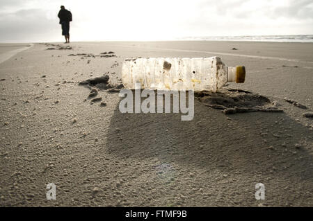 Kunststoff-Verpackungen in Superagui Insel Strand von Umweltschutz in Parana Küste Stockfoto