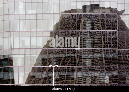 Reflexion der Fassade des Metropolitan Kathedrale von Rio de Janeiro vor Gebäude Stockfoto