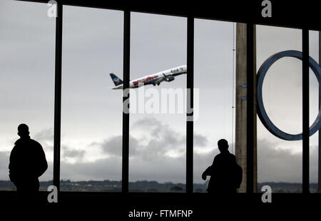 Leute beobachten die Flugzeuge von Afonso Pena International Airport abfliegen Stockfoto