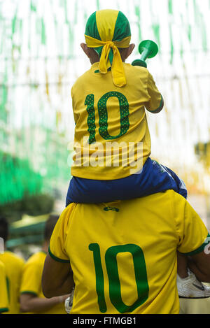 Fans auf Spieltag Kamerun und Brasilien WM 2014 Stockfoto