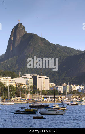 Boote verankert in der Guanabara-Bucht und dem Corcovado-Berg im Hintergrund Stockfoto