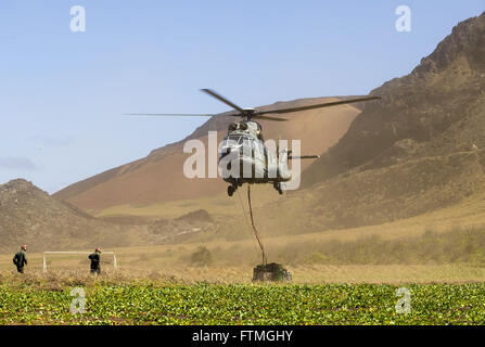 Super Puma Helikopter von der brasilianischen Marine Transport auf der Insel Trinidad zu tun Stockfoto