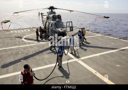 Helicopteo Super Puma im Schiff entladen Auto Bekämpfung NDCC Trindade Island Stockfoto