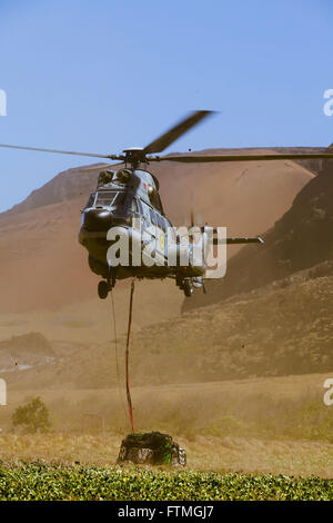 Super Puma Helikopter von der brasilianischen Marine Transport auf der Insel Trinidad zu tun Stockfoto