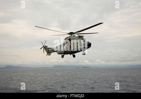 Super Puma Helikopter von der brasilianischen Marine über den Atlantik fliegen am Ende im Ozean Insel Trinidad Stockfoto